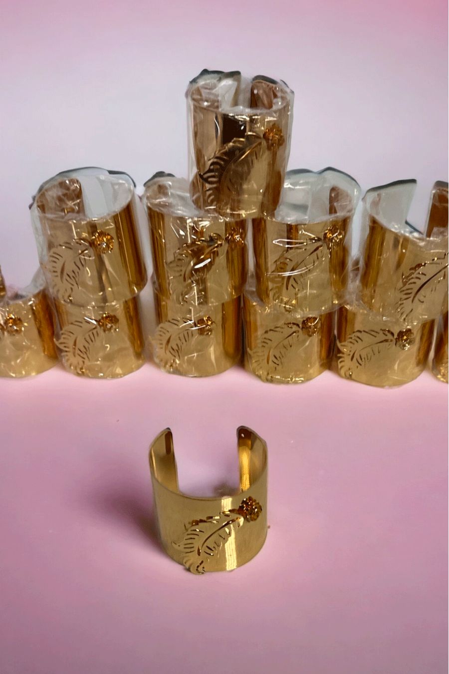 Lot van 12 gouden armbanden met veer - 1