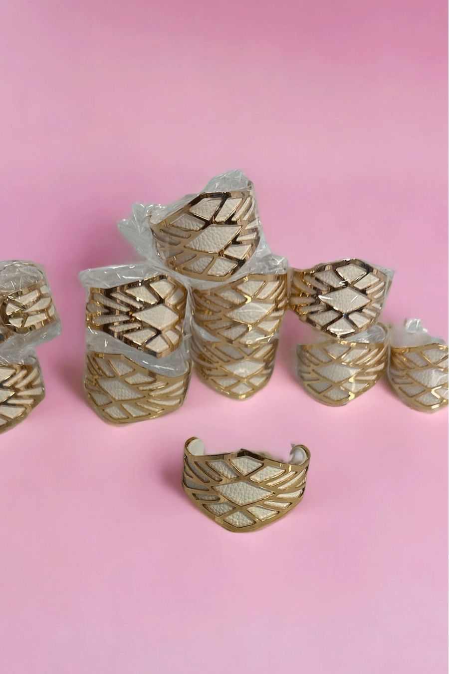 Lot de 12 bracelets blanc et doré - 1