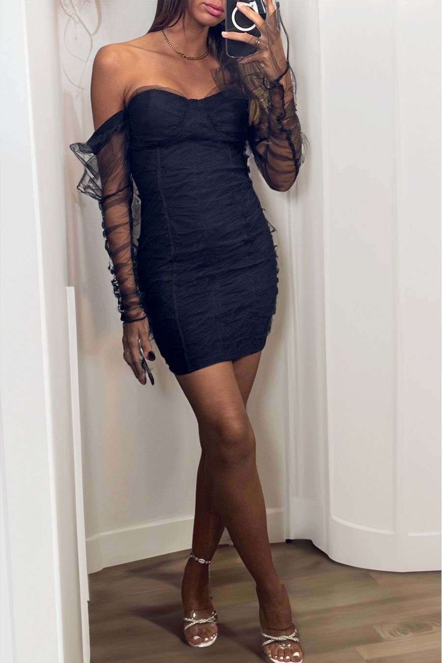 Robe noire courte en stretch avec décolleté, bonnet et manches en tulle froncé : Une fusion parfaite de glamour et de modernité 