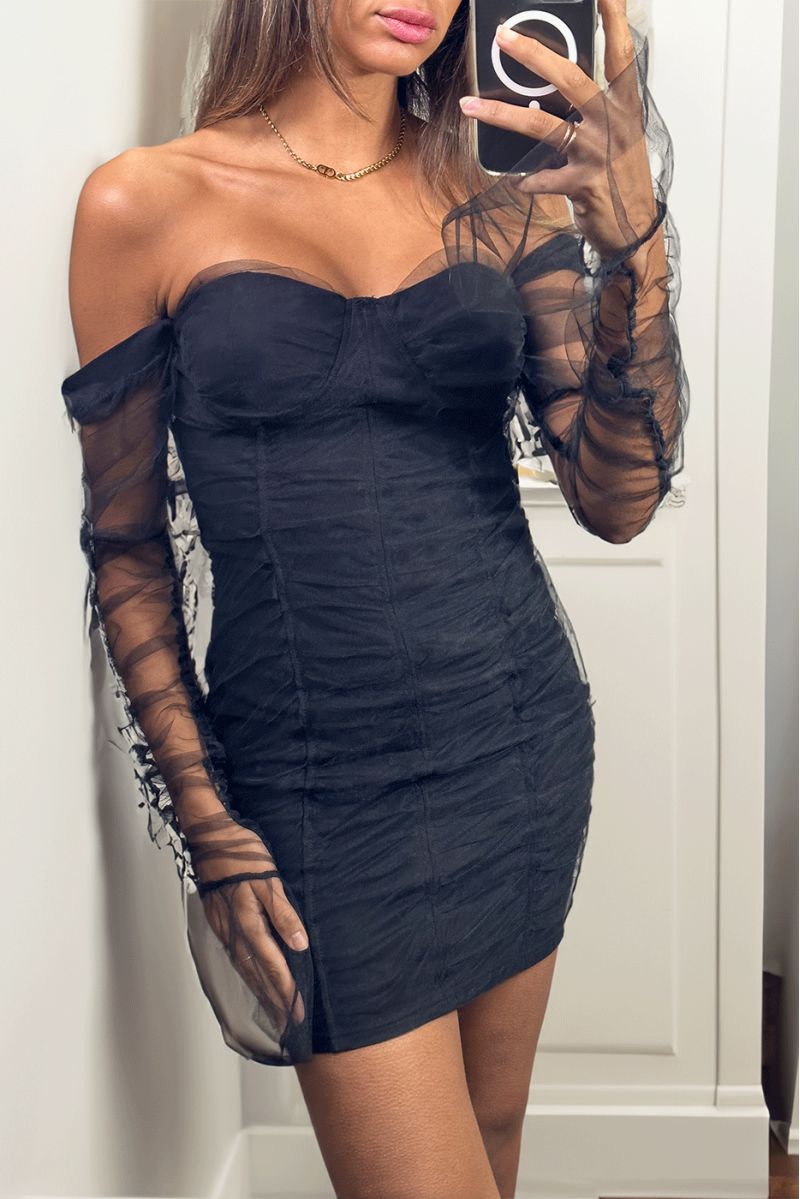 Robe noire courte en stretch avec décolleté, bonnet et manches en tulle froncé : Une fusion parfaite de glamour et de modernité Robe noire courte en stretch avec décolleté, bonnet et manches en tulle froncé : Une fusion parfaite de glamour et de modernité