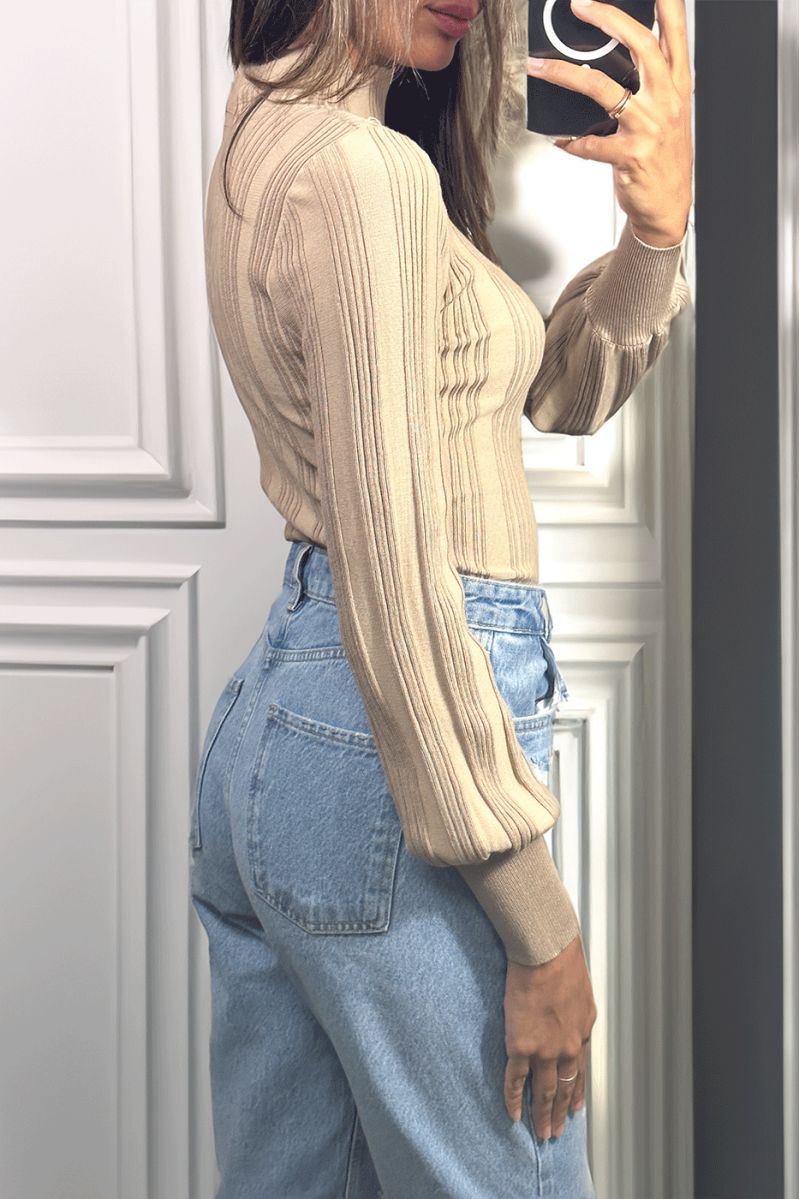 Zeer elastische ribgebreide trui: hoge kraag, pofmouwen en subtiele details voor een trendy look - 1 Zeer elastische ribgebreide trui: hoge kraag, pofmouwen en subtiele details voor een trendy look - 1
