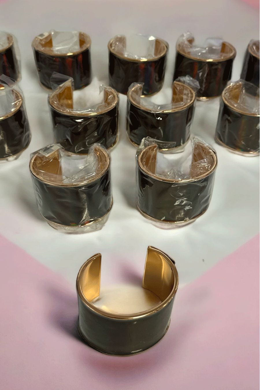 Set van 12 gouden en zwarte armbanden - 1