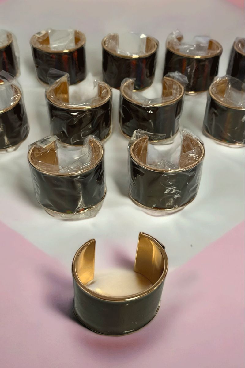 Set van 12 gouden en zwarte armbanden - 1