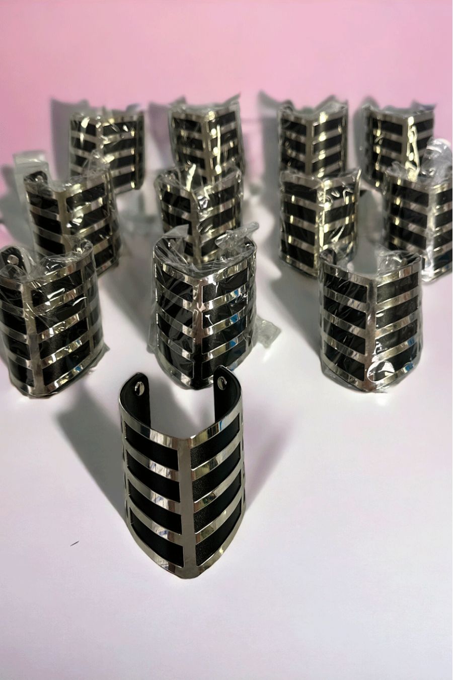 Lot de 12 bracelets noir et argenté - 1