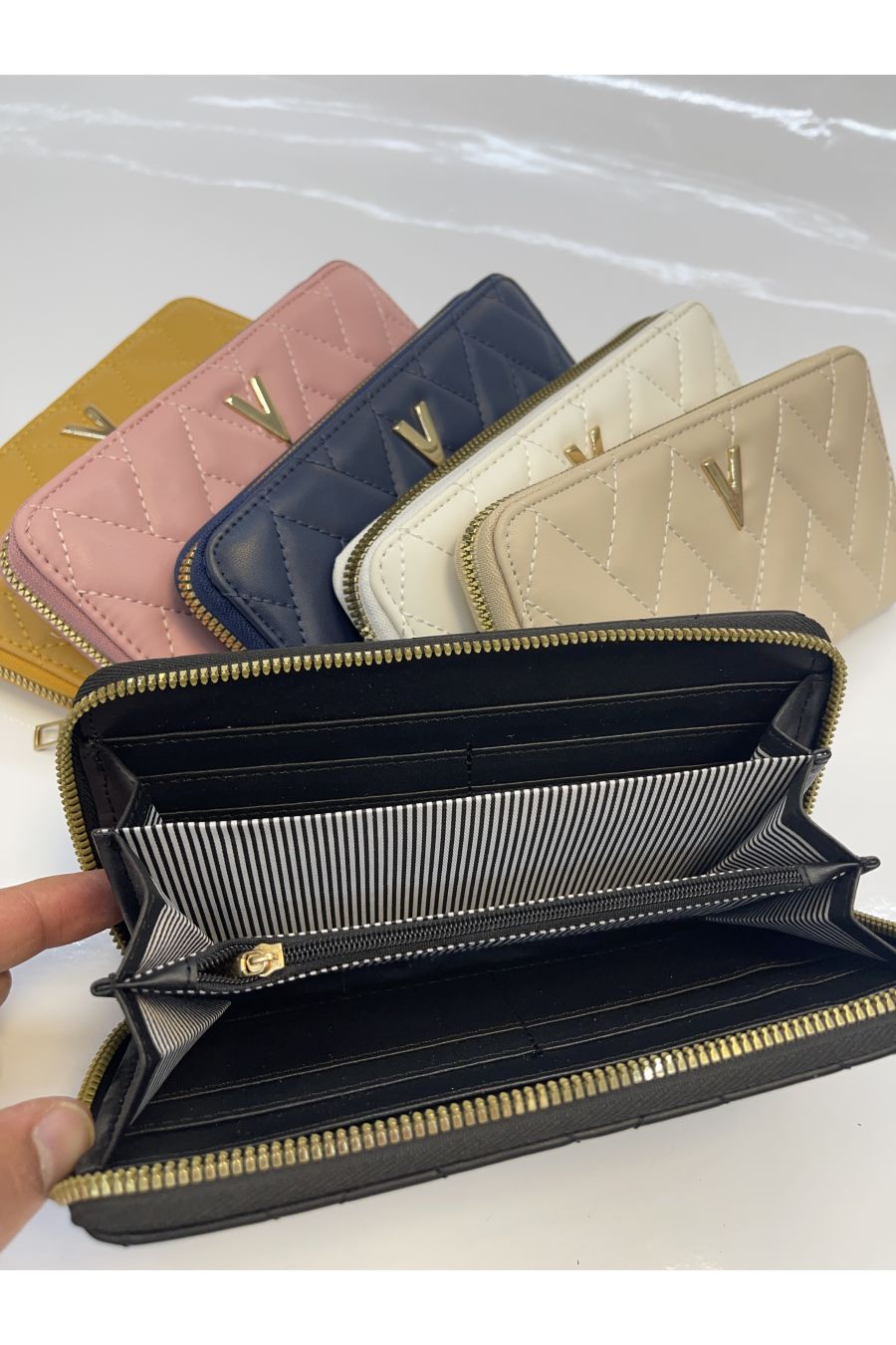 Black quilted V wallet - 2