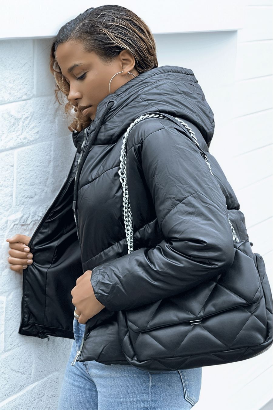 Zwart kunstleer donsjack met zwarte en zilveren rits, capuchon en veters bij de kraag - 3