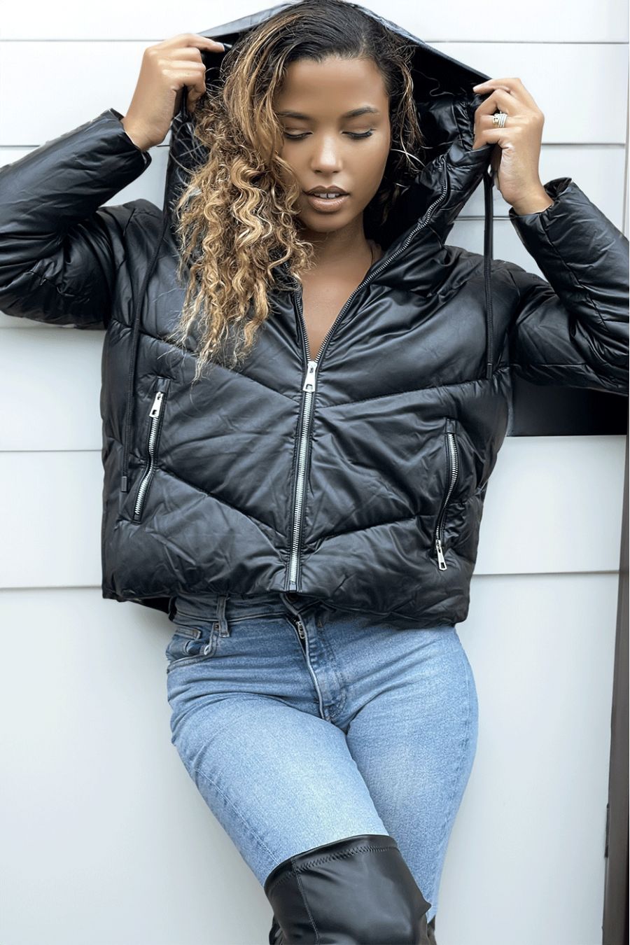 Zwart kunstleer donsjack met zwarte en zilveren rits, capuchon en veters bij de kraag - 6