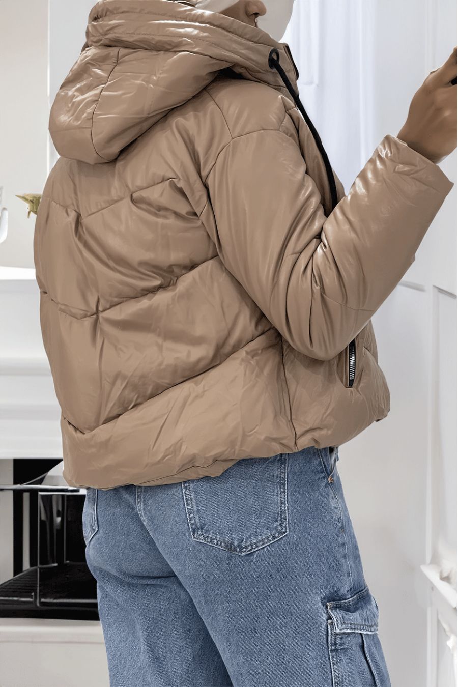 Camel faux leren donsjack met zwarte en zilveren rits, capuchon en veters bij de kraag - 3