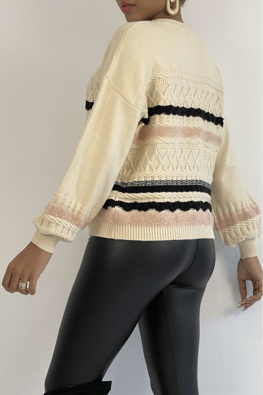 Beige trui met pofmouwen en retro patronen - 1