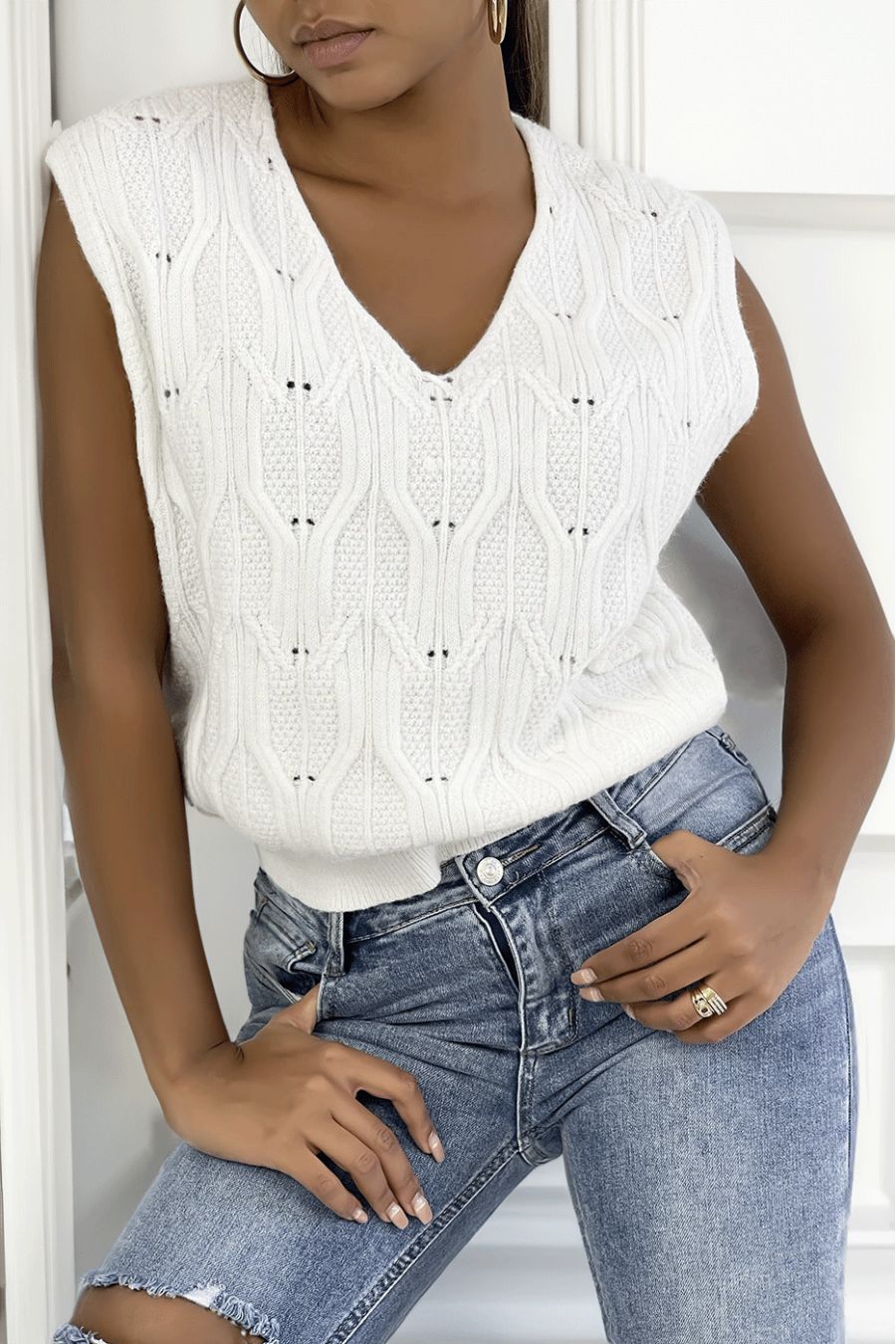 Pull blanc sans manche en col V avec joli motif tressé - 1