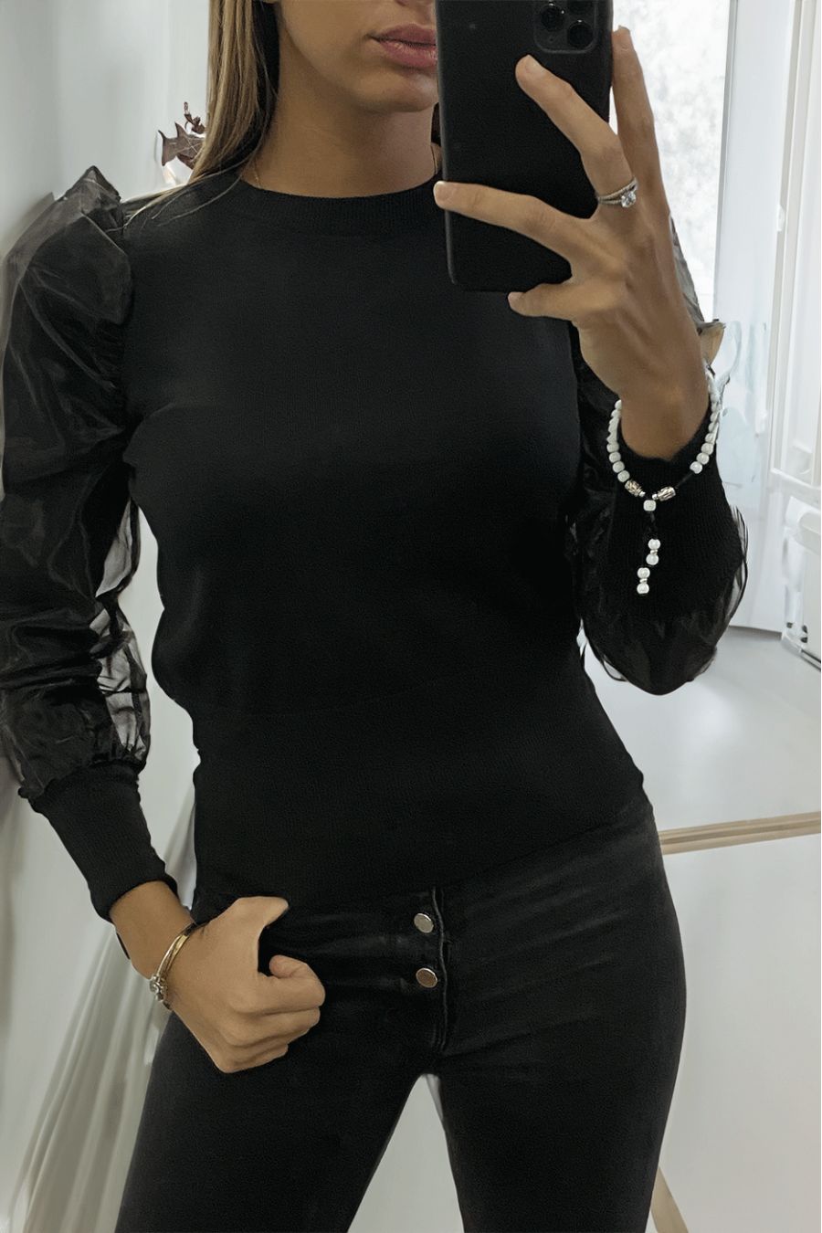Zwarte sweater met pofvoering op de mouwen van tule - 2