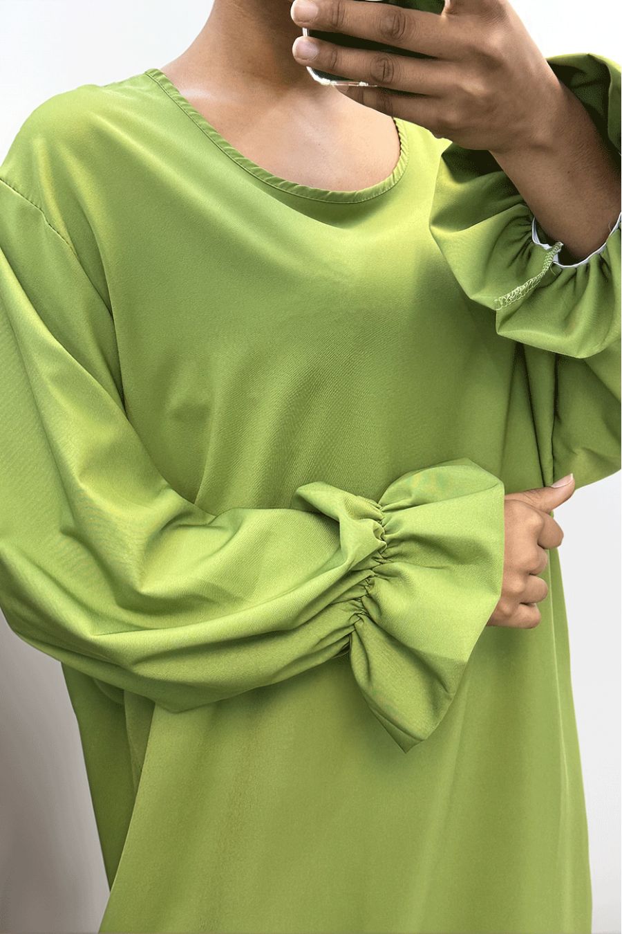 Long lime green abaya gathered at the sleeves - 5