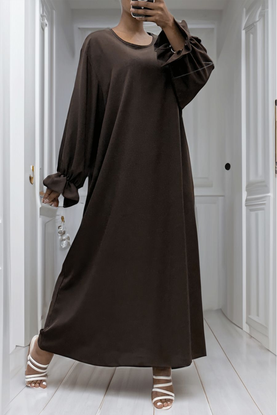 Longue abaya marron froncé aux manches