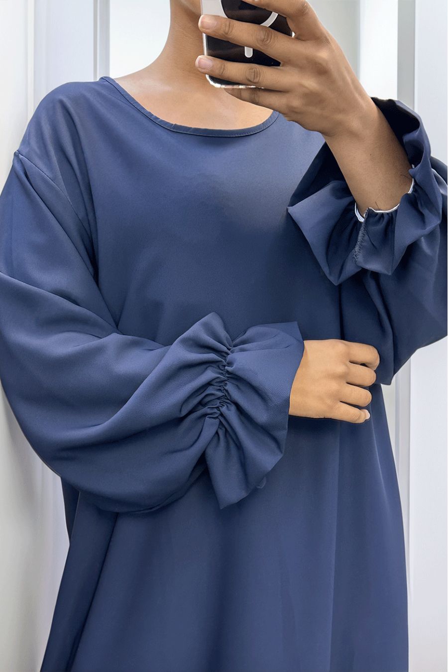 Lange marineblauwe abaya met plooitjes bij de mouwen - 4