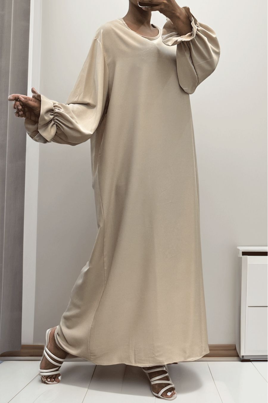 Longue abaya beige froncé aux manches - 1