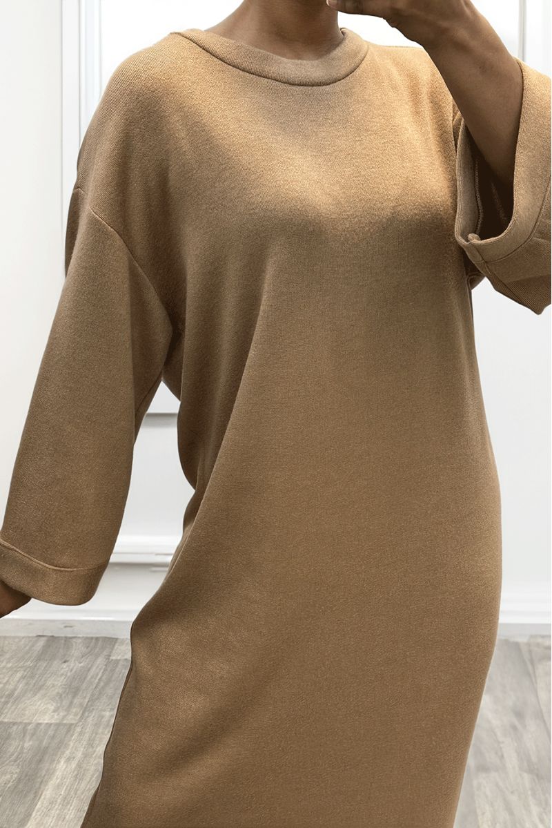 Lange camelkleurige trui-jurk met ronde hals en ronde hals - 1