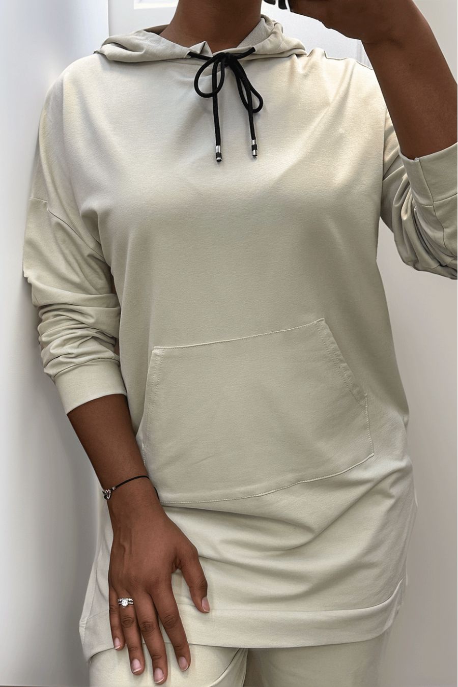 Lange beige hoodie met katoenen zakken - 2