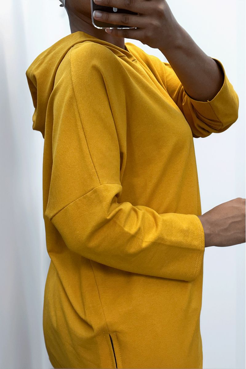 Mosterdkleurig sweatshirt met capuchon, asymmetrisch en los model met zijsluiting - 3