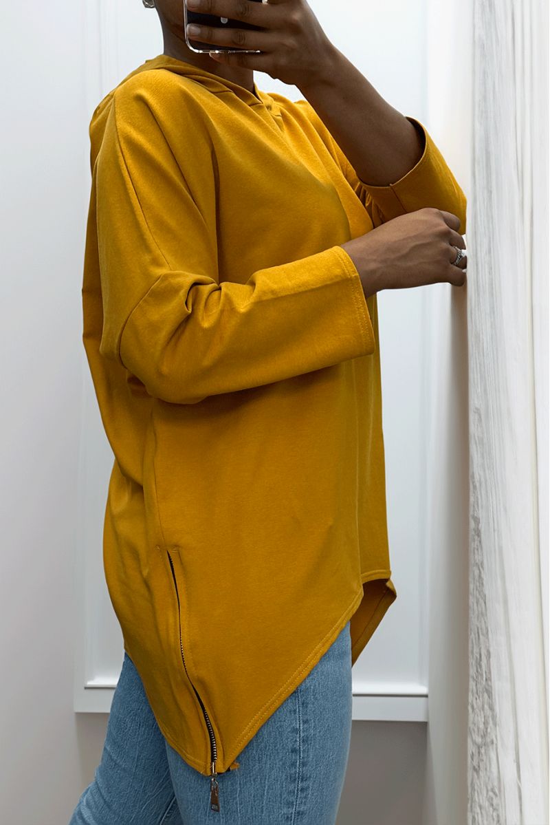 Mosterdkleurig sweatshirt met capuchon, asymmetrisch en los model met zijsluiting - 4