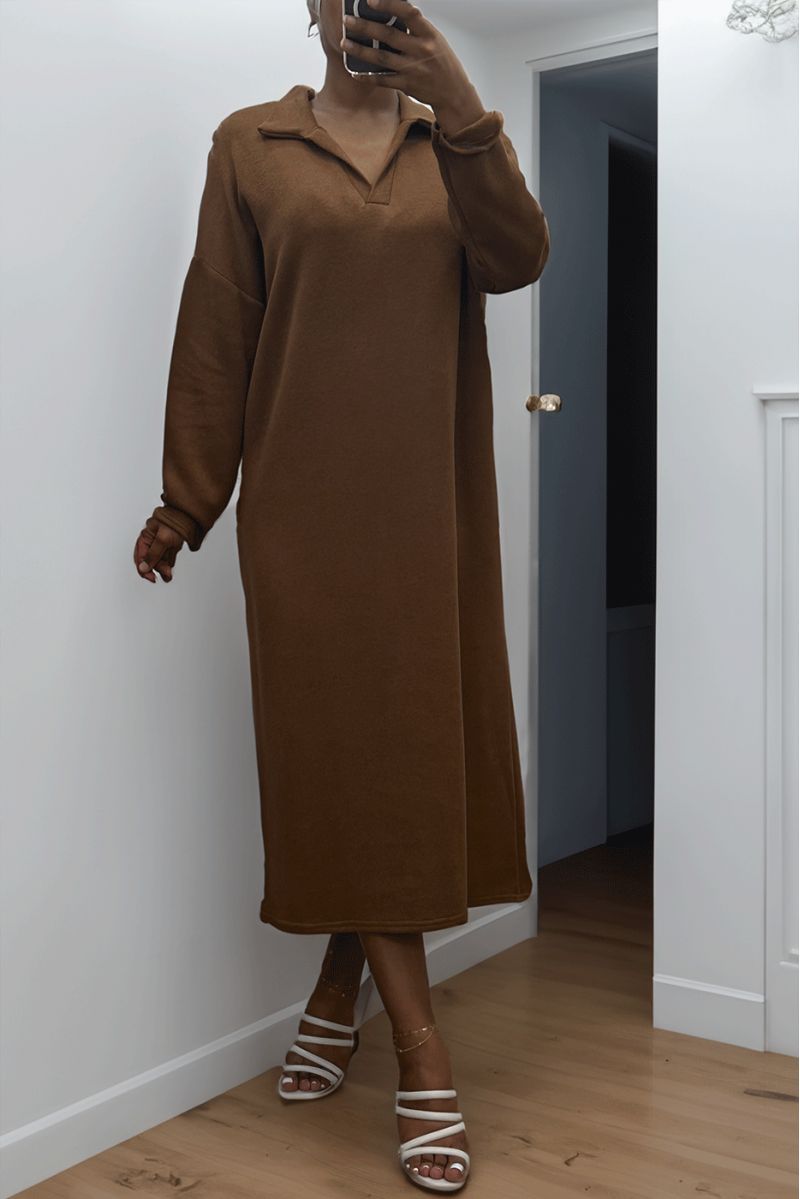 Lange dikke jurk met overhemdkraag in bruin - 1
