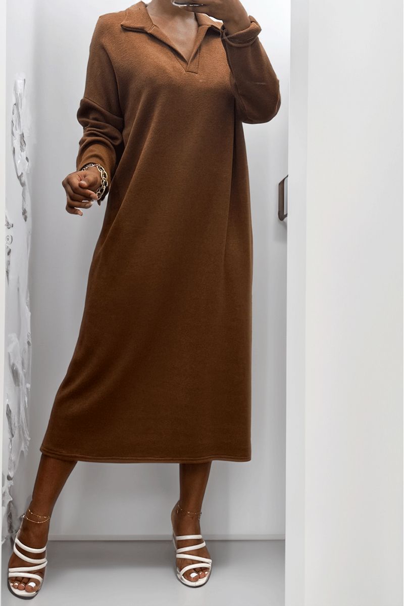 Lange dikke jurk met overhemdkraag in bruin - 2
