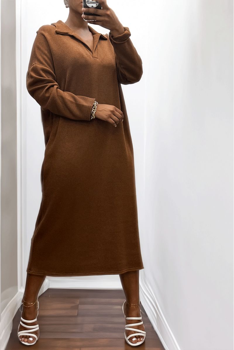 Lange dikke jurk met overhemdkraag in bruin - 4