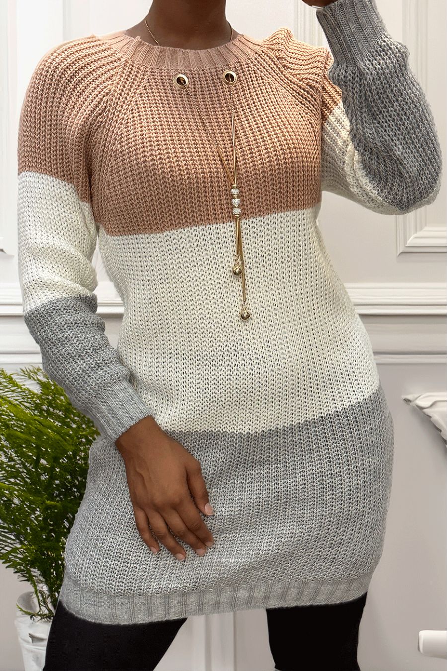 Driekleurige sweaterjurk met ketting en roos bovenaan - 2