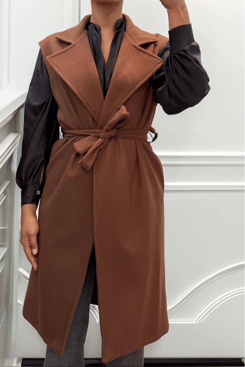 Trench long marron fluide sans manche avec ceinture - 1