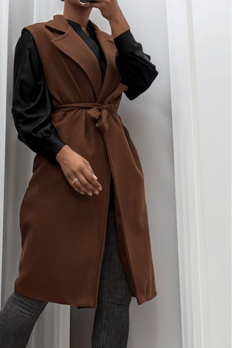 Trench long marron fluide sans manche avec ceinture - 7