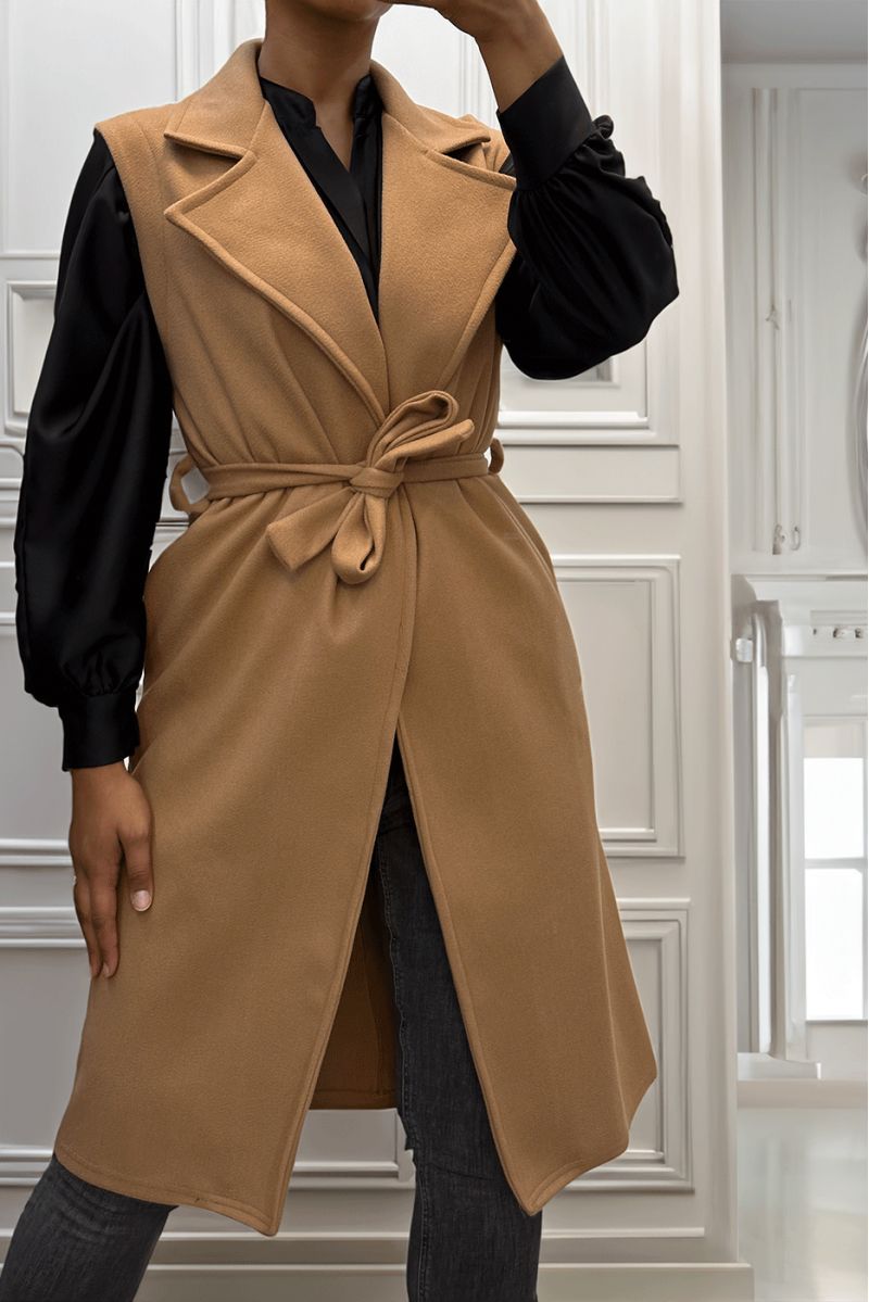Lange soepele camelkleurige mouwloze trenchcoat met riem - 2