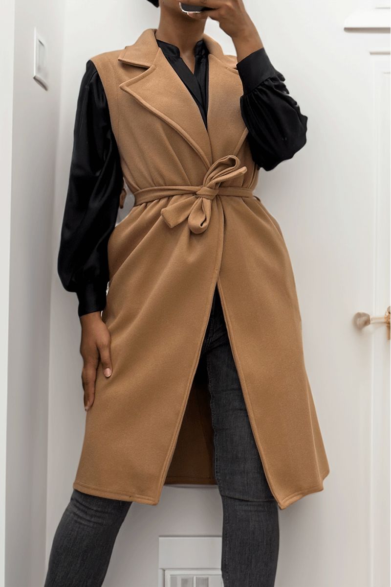Lange soepele camelkleurige mouwloze trenchcoat met riem - 4