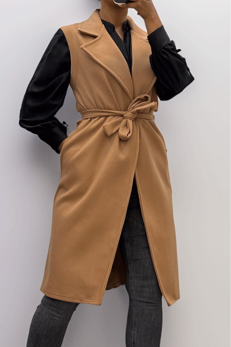 Lange soepele camelkleurige mouwloze trenchcoat met riem - 5