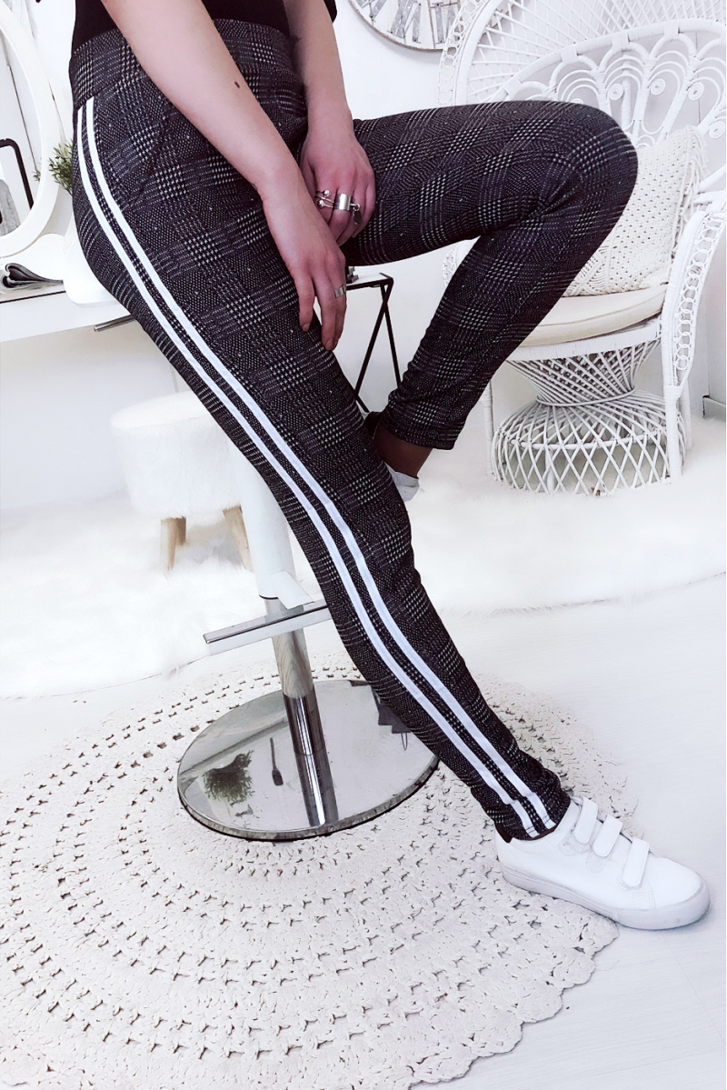 Magnifique pantalon noir avec bande blanche. Pantalon 770-1 - 2