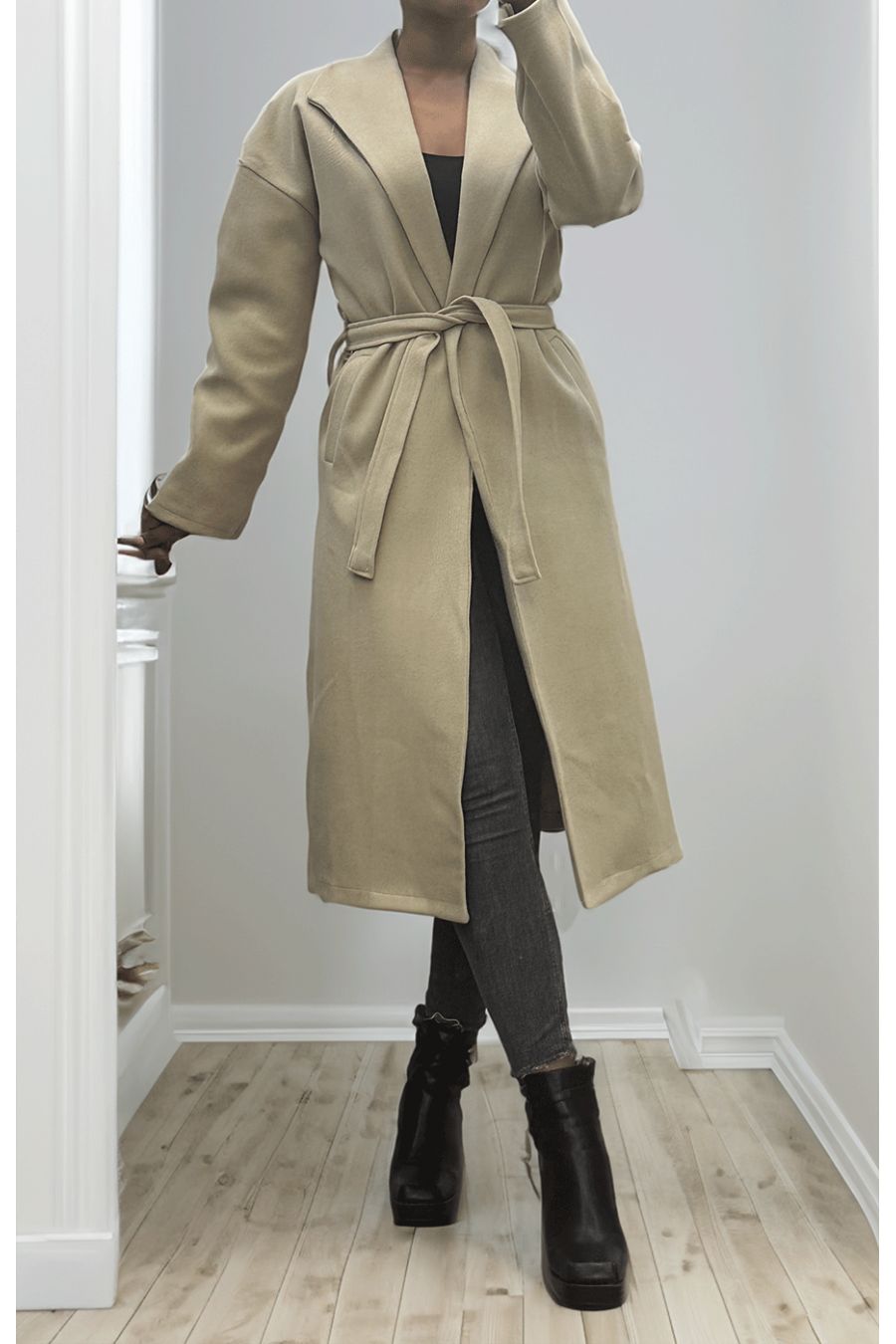 Lange soepelvallende taupe trenchcoat met riem - 3