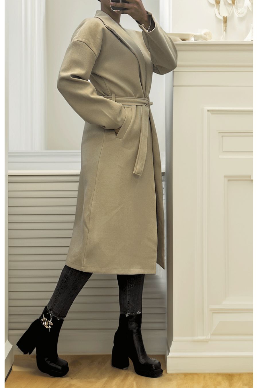 Lange soepelvallende taupe trenchcoat met riem - 4
