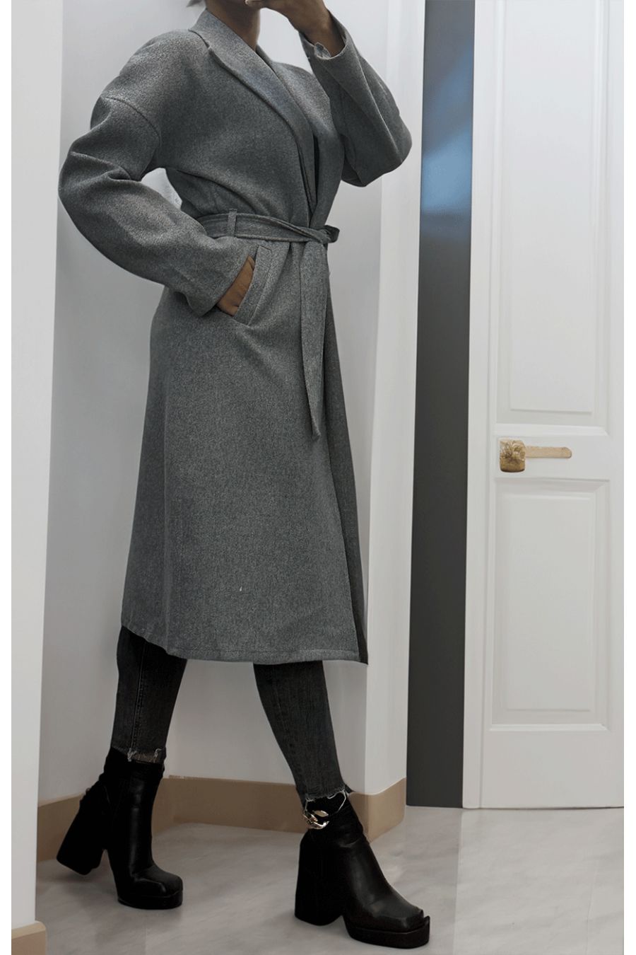 Lange grijze soepelvallende trenchcoat met riem - 4