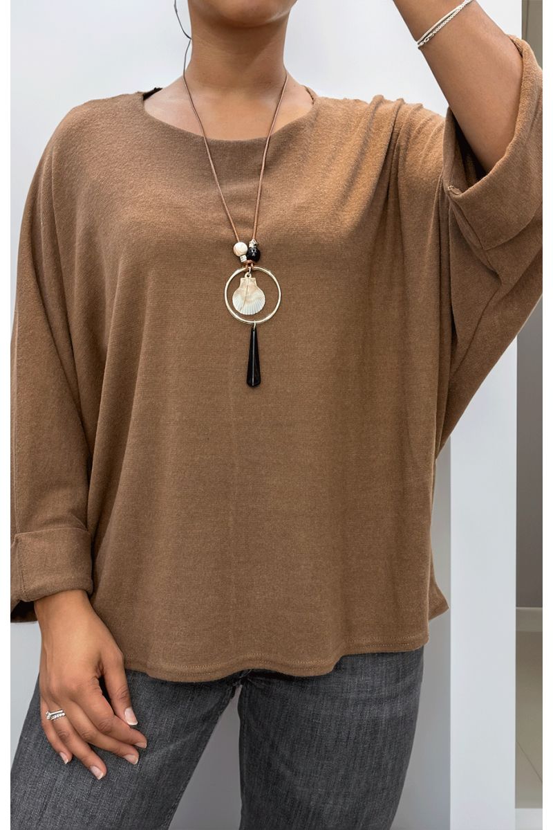 Bruine top met ronde hals en ketting - 1