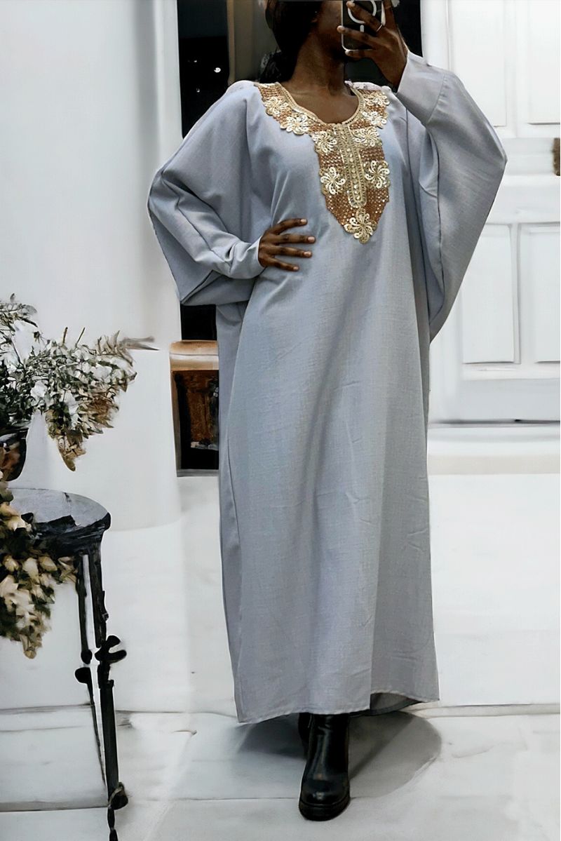 Abaya grise avec une jolie coupe ample et de la broderie à l'avant  - 1