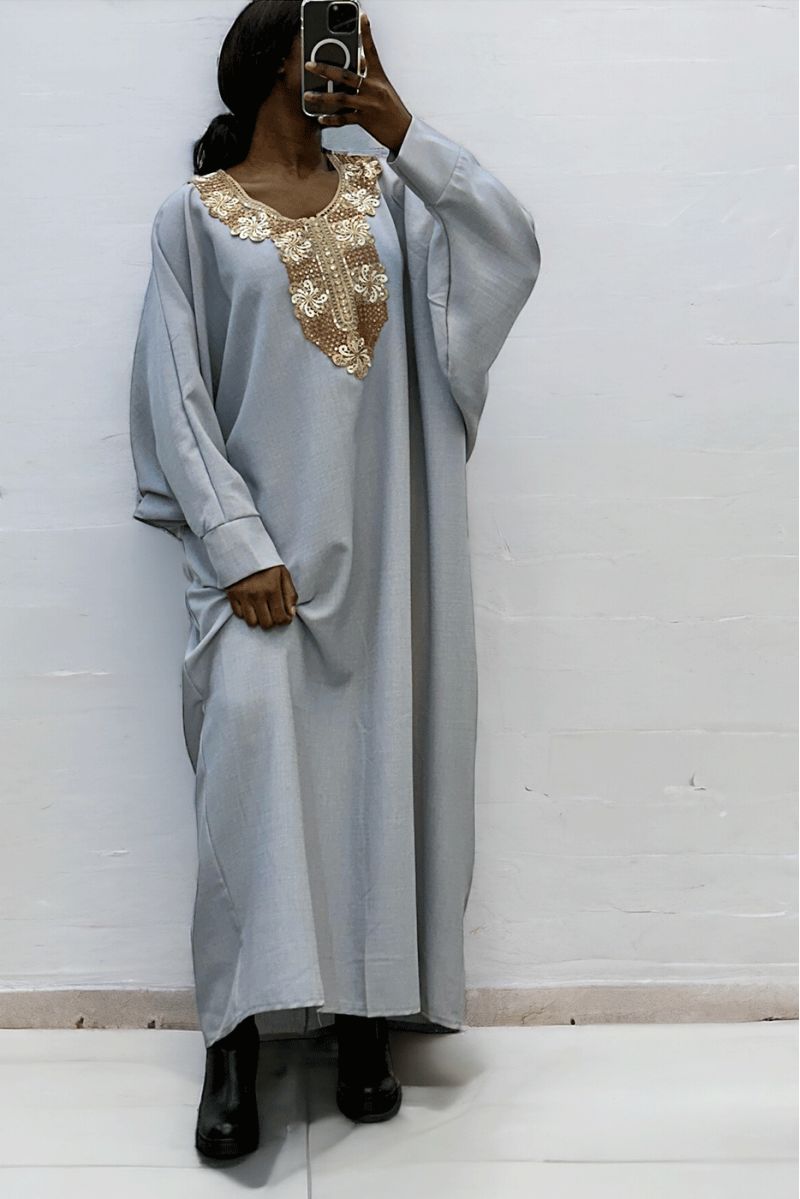 Grijze abaya met een mooie losse snit en borduursel aan de voorkant - 2