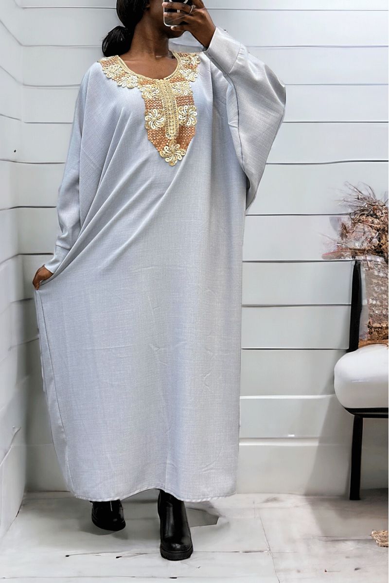 Grijze abaya met een mooie losse snit en borduursel aan de voorkant - 3