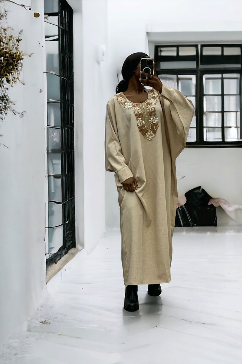 Abaya beige avec une jolie coupe ample et de la broderie à l'avant  - 2