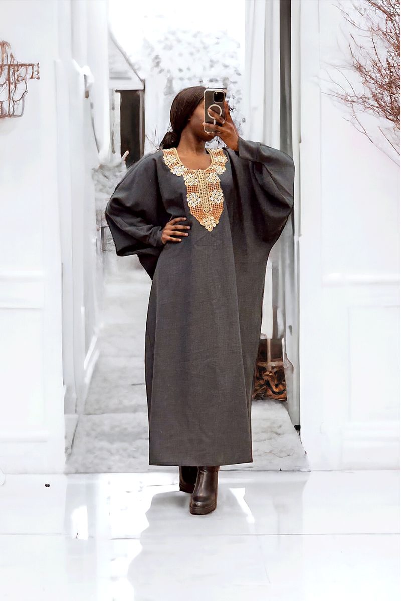 Antracietkleurige abaya met mooie losse snit en borduursel aan de voorkant - 1