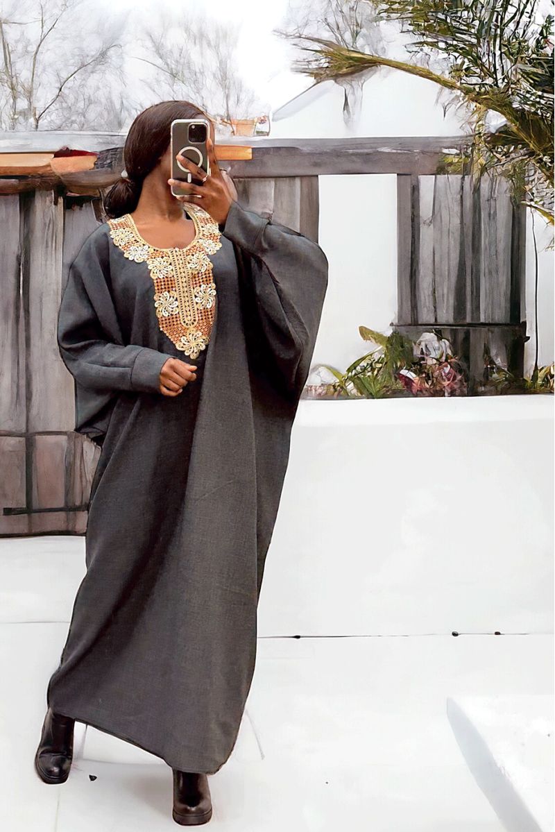 Antracietkleurige abaya met mooie losse snit en borduursel aan de voorkant - 2
