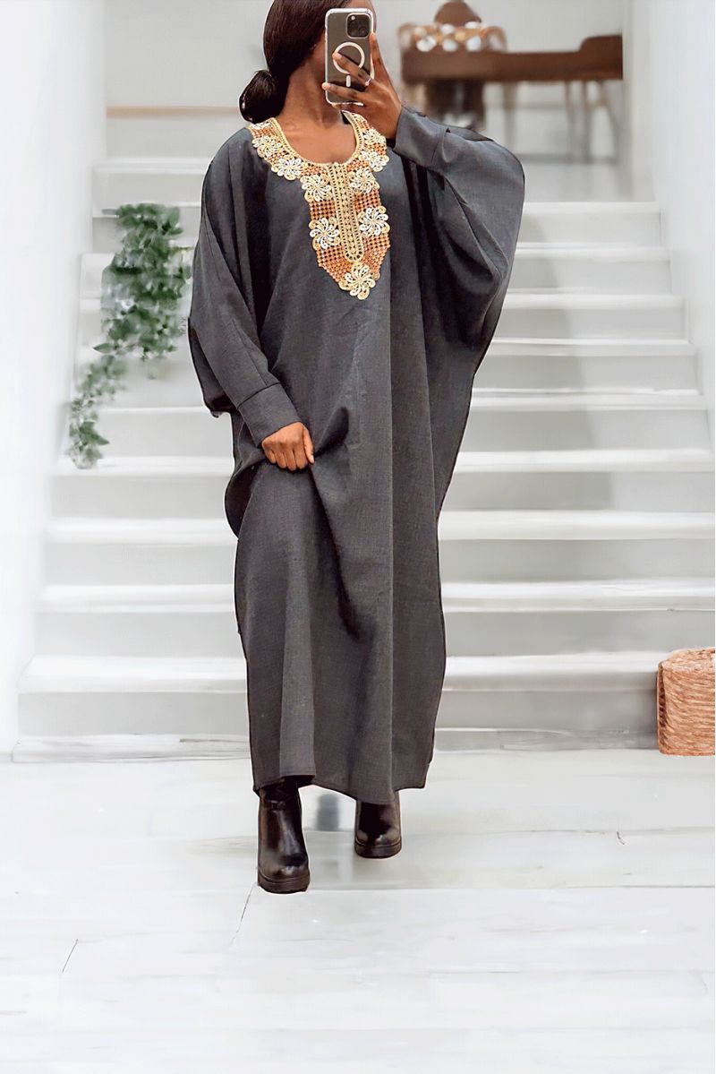 Antracietkleurige abaya met mooie losse snit en borduursel aan de voorkant - 3