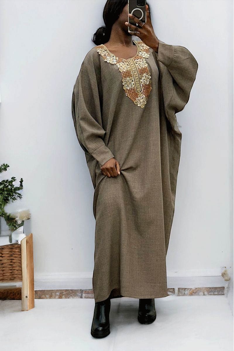 Abaya taupe avec une jolie coupe ample et de la broderie à l'avant  - 1