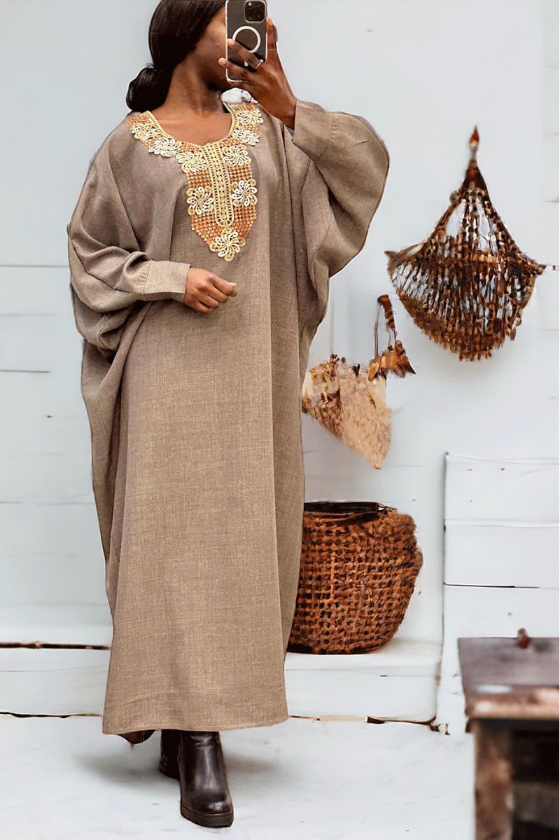 Abaya taupe avec une jolie coupe ample et de la broderie à l'avant  - 2