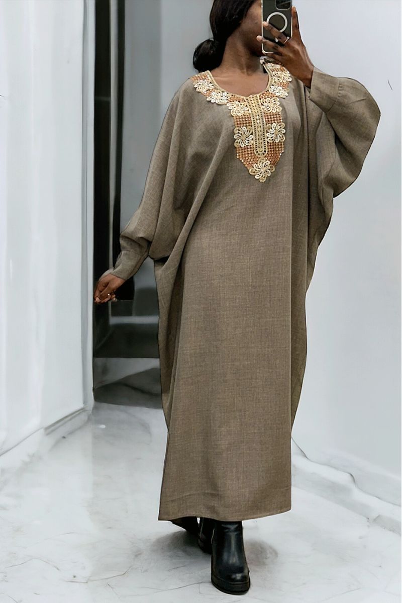 Abaya taupe avec une jolie coupe ample et de la broderie à l'avant  - 3