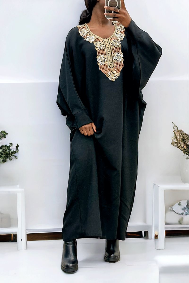 Abaya noir avec une jolie coupe ample et de la broderie à l'avant  - 2
