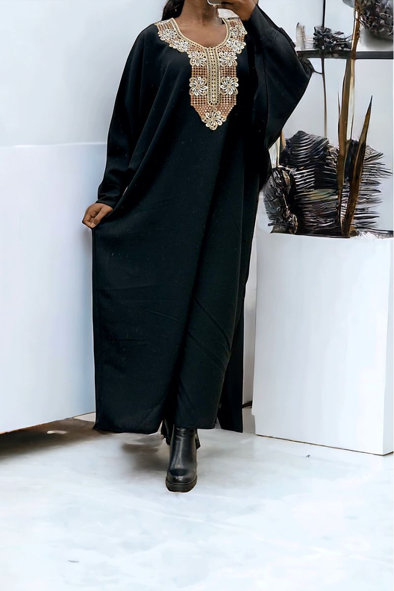 Black abaya with a pretty loose cut and embroidery at the front - 3