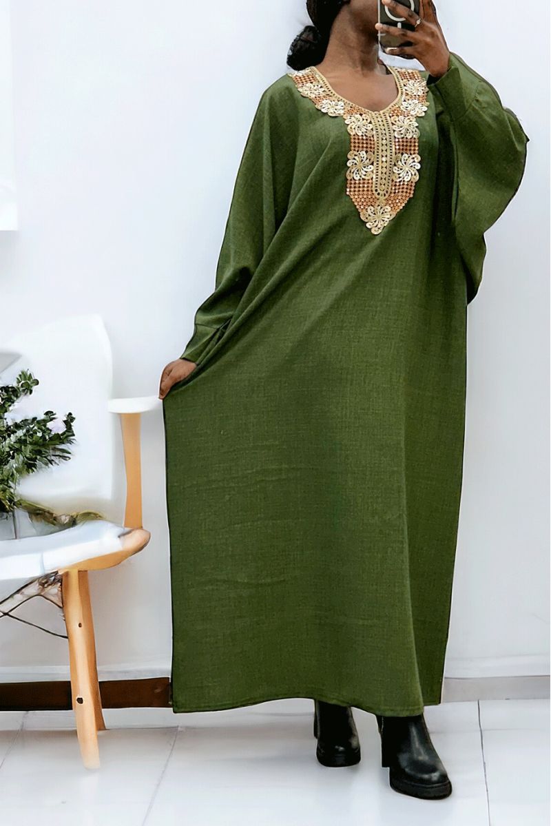 Abaya kaki avec une jolie coupe ample et de la broderie à l'avant  - 3